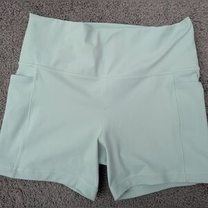 Athleta Salutation Stash 5" Shorts in Soft Mint